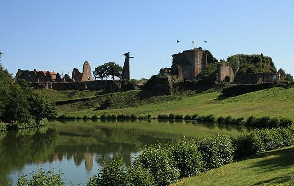 800px-Château_de_Tiffauges_depuis_l'étang.jpg