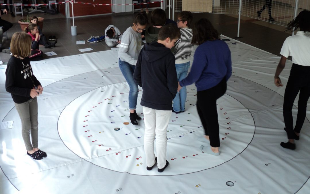 Le système solaire en lumière et en couleur dans le hall du collège