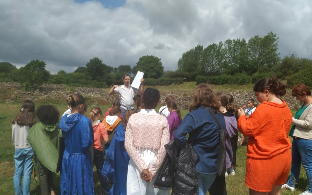 LES APPRENTIS ARCHEOLOGUES SUR UN SITE GALLO-ROMAIN