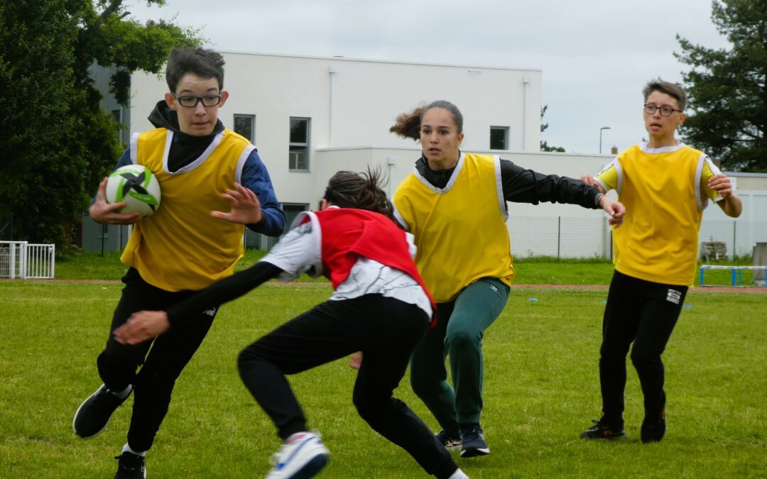 LES 5ÈME E SOULÈVENT LE PREMIER BOUCLIER DU CHALLENGE RUGBY DE JEAN ROSTAND